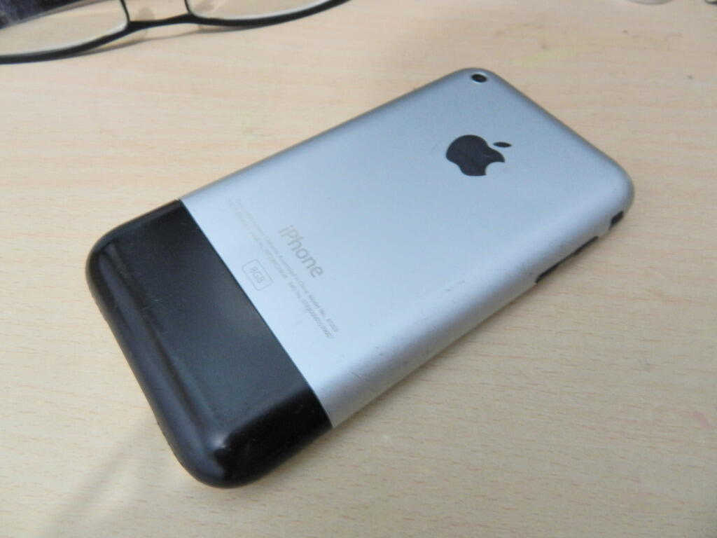 IPHONE 2G 8GB Harga mahasiswa bisa buat gaya