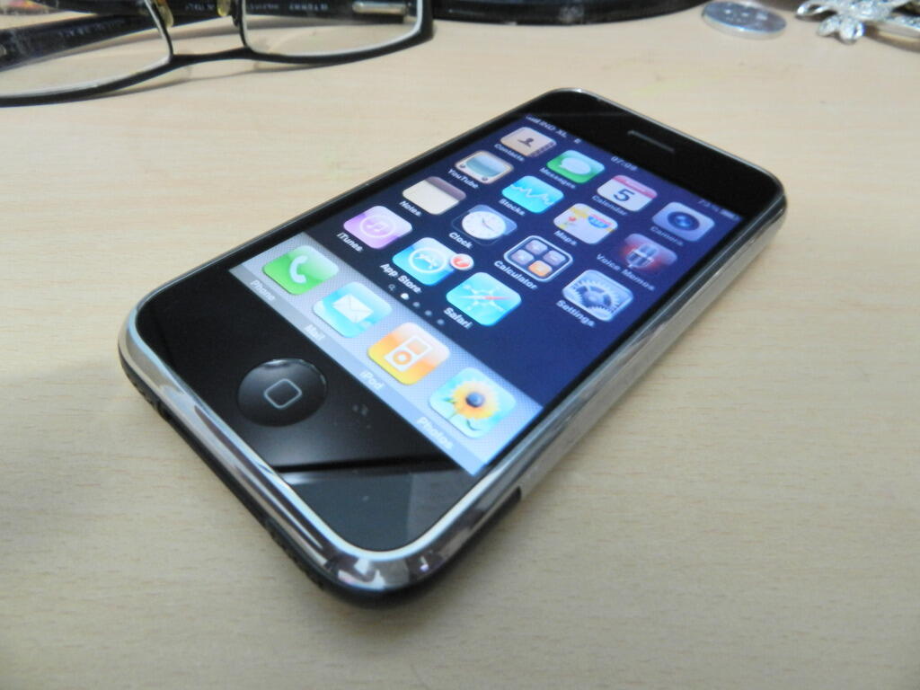 IPHONE 2G 8GB Harga mahasiswa bisa buat gaya