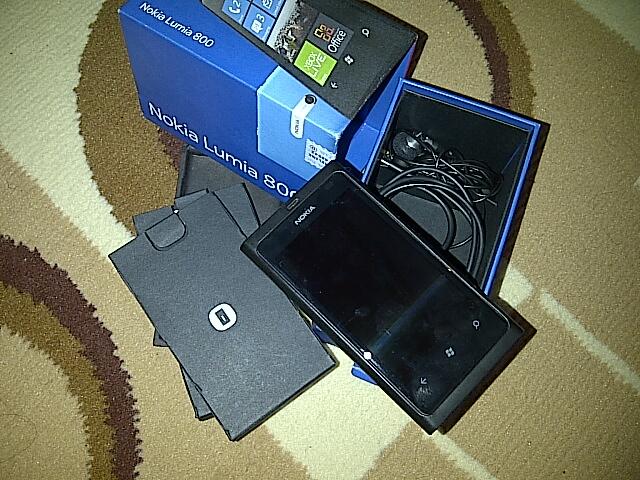 Nokia Lumia 800 Black-Garansi Trikomsel-Fullset-Mulus