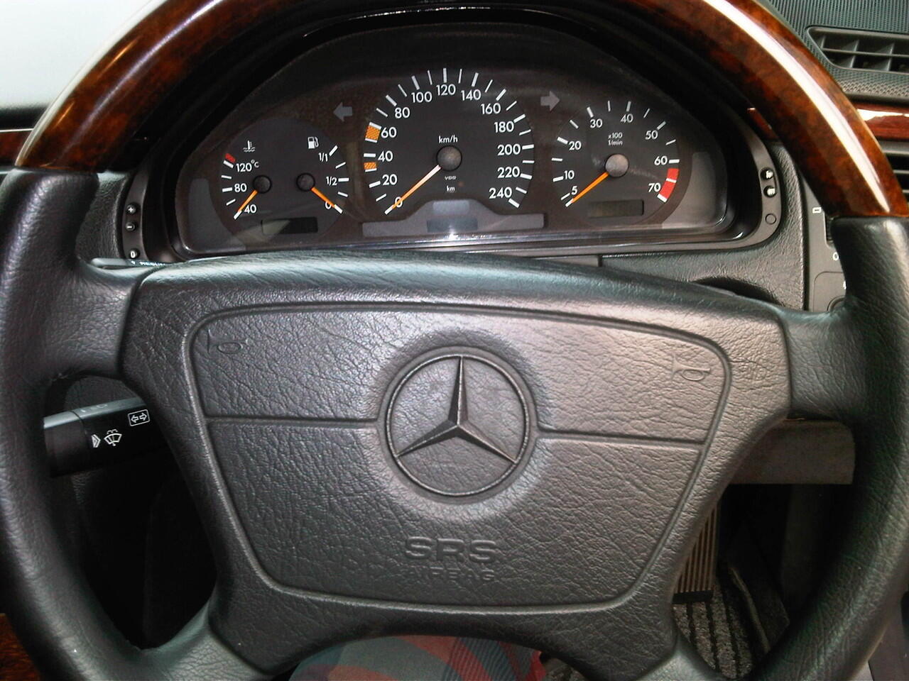 WTS : Mercedes Benz New Eyes E230 Automatic.....