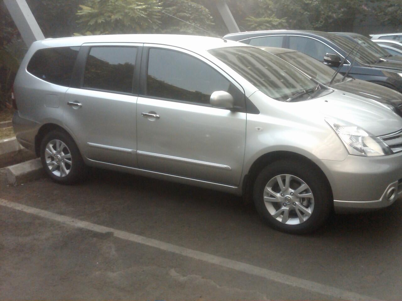 Nissan Grand Livina XV AT 2011
