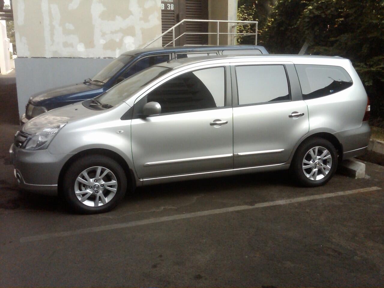 Nissan Grand Livina XV AT 2011