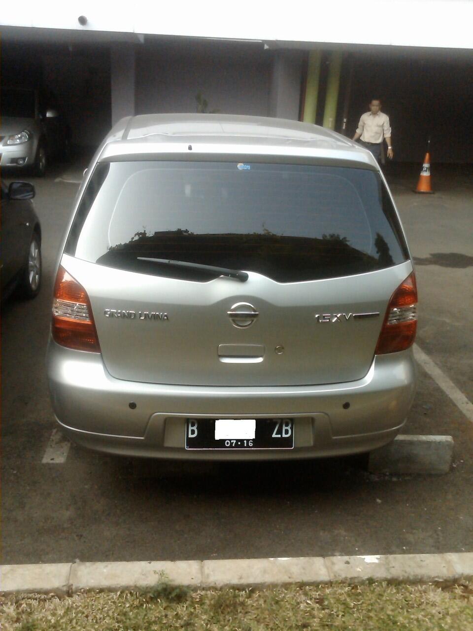 Nissan Grand Livina XV AT 2011