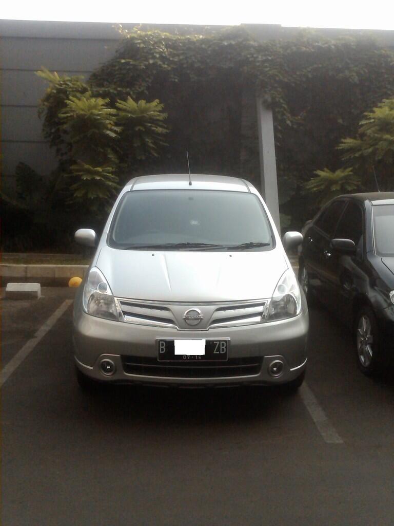Nissan Grand Livina XV AT 2011