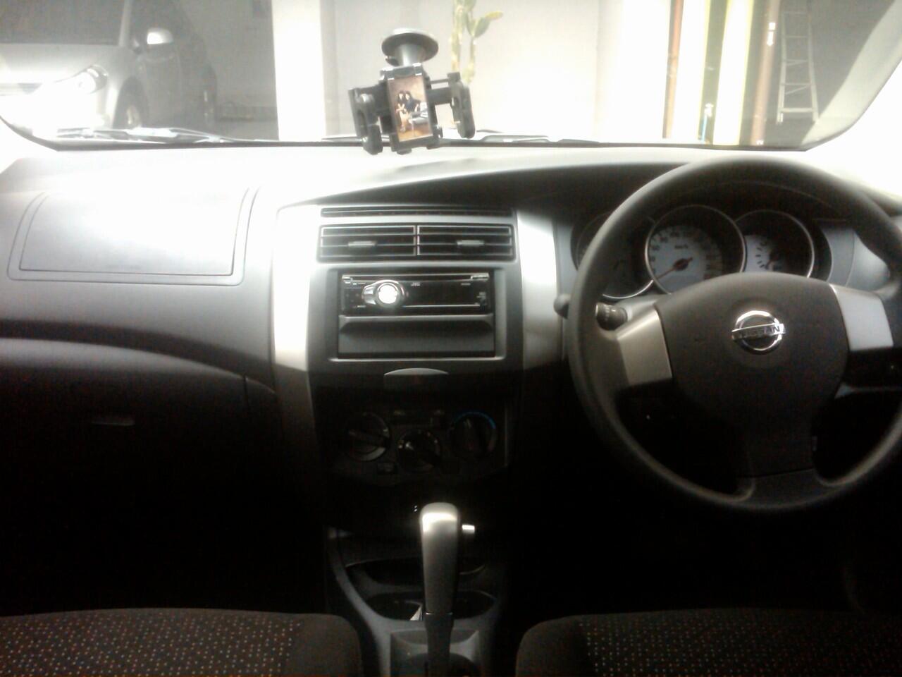 Nissan Grand Livina XV AT 2011