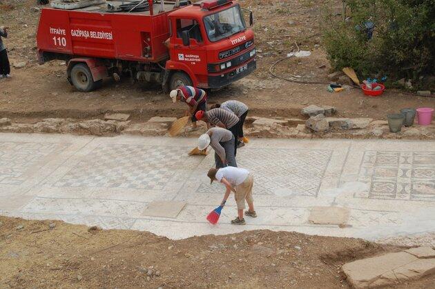 Mosaik Romawi Raksasa Ditemukan di Bawah Ladang