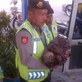 hebat...saluuttt...&quot;Dua Polisi Berjasa Bantu Seorang Perempuan Melahirkan&quot;