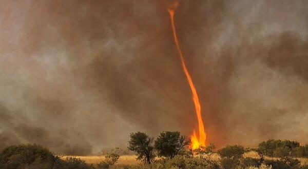 &quot;Tornado Api&quot; dari Langit Berhasil Terekam Kamera