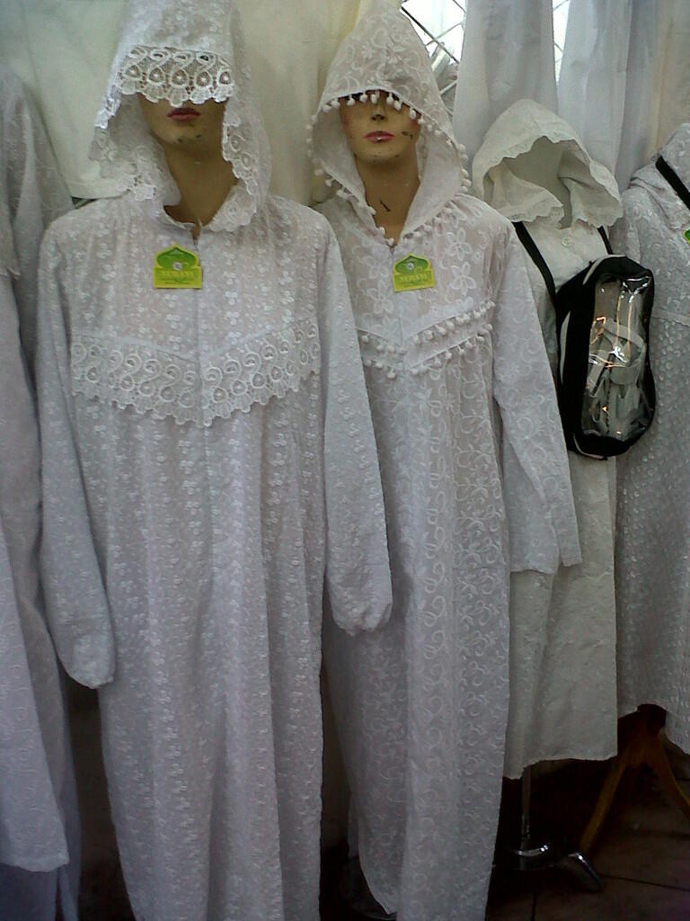 Jual Bebagai macam mainan, baju, mukena dll