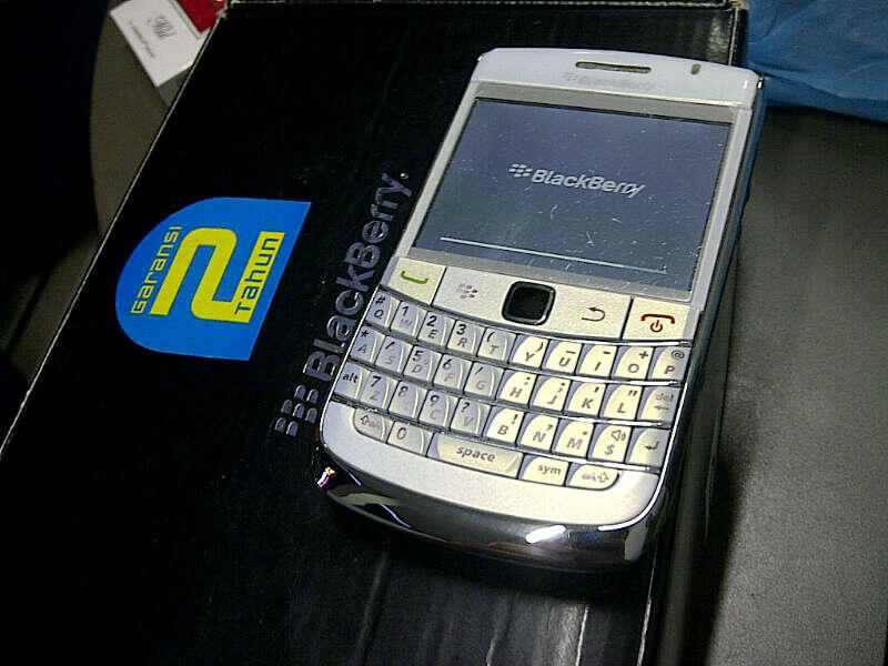 . blackberry ONYX 1 9700 - WHITE/PUTIH FULLSET EX CTN MULUSS CAKEP GAN.. HAJAR