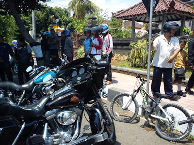 &#91;Hati2 Nyebrang&#93; Moge Kecelakaan Beruntun