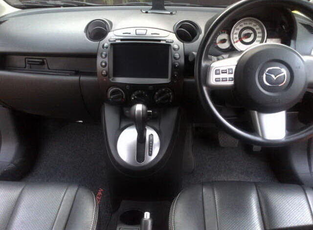 Mobil MAZDA 2 (Tipe R) 2011 MATIC + Sensor Parkir + Servis Bengkel Resmi