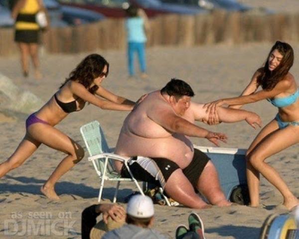 Insiden Lucu Laki Supergembrot Dan 2 Gadis Sexy Di Pantai. Gila Nih (Foto)