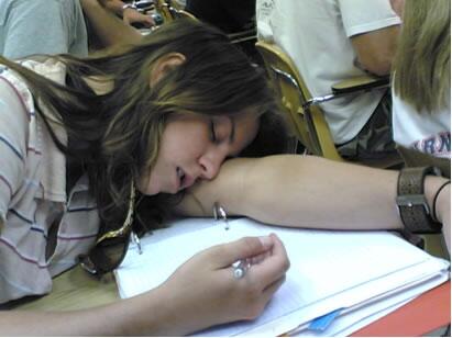 7 Penyebab Orang Tidur Di Kelas &#91;siap2 bantal buat IGO om&#93;