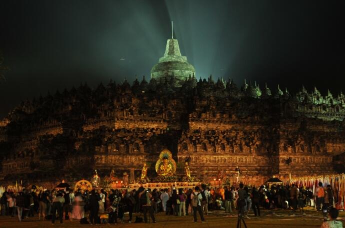Candi BOROBUDUR = Candi Budha Terbesar di Dunia versi GUINNESS BOOK RECORDS