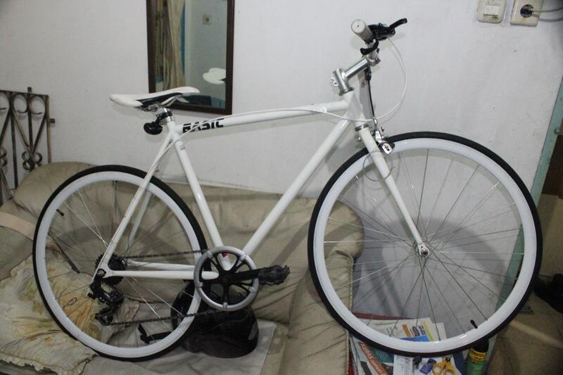 Terjual SEPEDA  FIXIE  PUTIH MULUS DENGAN GEAR GIGI  8 SPEED 