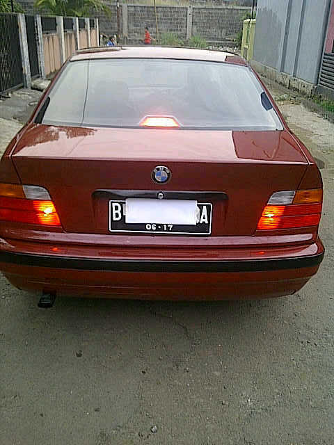BMW 320i Tahun 95 Warna Merah Maroon