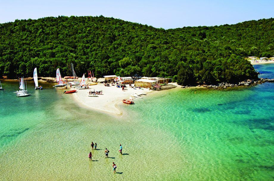 Keindahan Pantai-pantai di Negeri Para Dewa