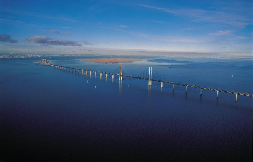 Oresund Bridge, Sebagian Jembatan, Sebagian Terowongan dan Pulau Buatan