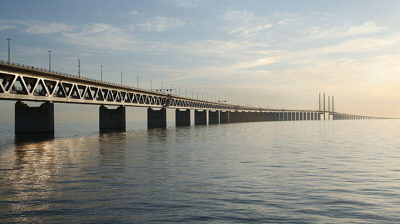 Oresund Bridge, Sebagian Jembatan, Sebagian Terowongan dan Pulau Buatan