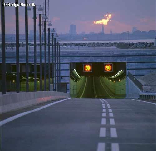 Oresund Bridge, Sebagian Jembatan, Sebagian Terowongan dan Pulau Buatan