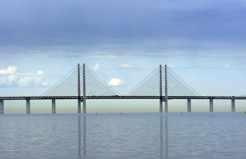 Oresund Bridge, Sebagian Jembatan, Sebagian Terowongan dan Pulau Buatan