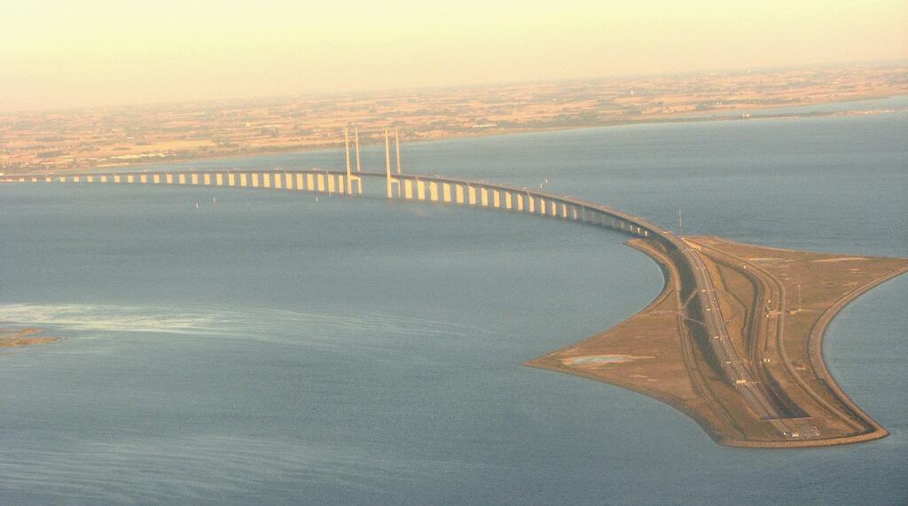 Oresund Bridge, Sebagian Jembatan, Sebagian Terowongan dan Pulau Buatan