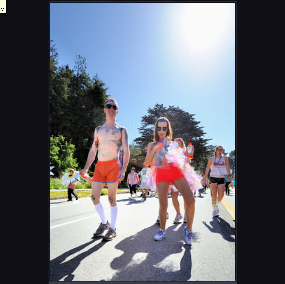 The Bay Breakers, lomba lari tahunan berkostum.