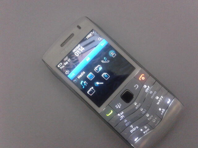 blackberry 9105 white