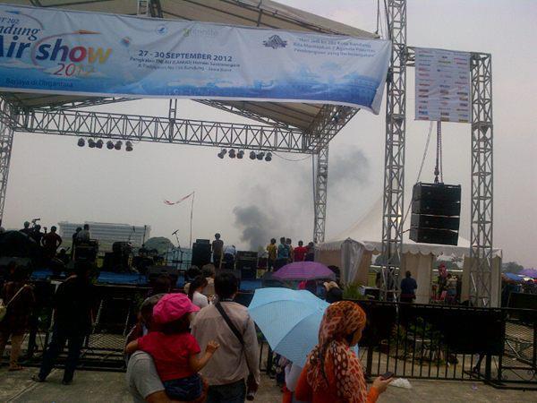 BREAKING NEWS......................... PESAWAT JATUH DI ACARA BDG AIR SHOW