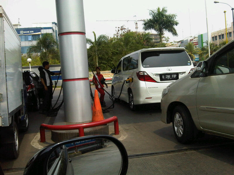 Street Shot Ane Gan... Alphard punya siapa nih isi premium