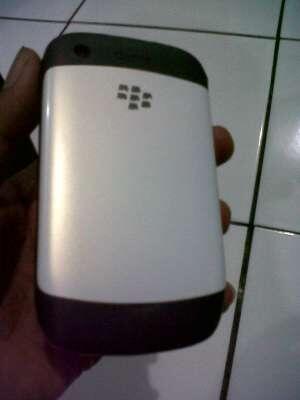 blackbeerry 8520 white