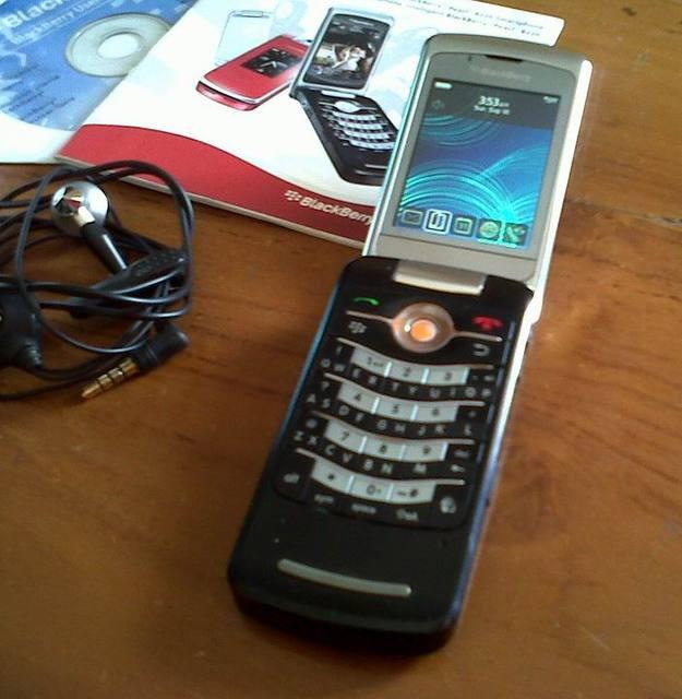 WTS Blackberry Pearl 8220 flip Surabaya