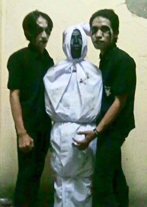 Innalillahi! Band ini mendandani vocalisnya seperti pocong!