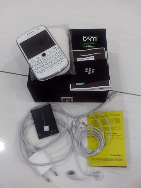Dijual BlackBerry Dakota 9900 WHITE Garansi TAM Mulus 99%