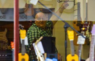 Menangkan Lotere Rp2,285 T, Adrian Bayford Tetap Jadi Pelayan Toko