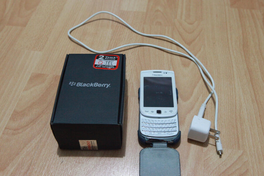 BB Torch 2 9810 white garansi panjang mulus banget ada bonus