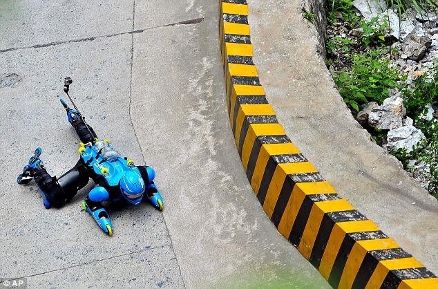 Inilah Si Penaklukan Gunung 1.000 Kaki, Tubuh Dilengkapi Dengan 31 Roda Skateboard.