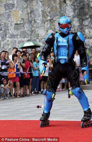 Inilah Si Penaklukan Gunung 1.000 Kaki, Tubuh Dilengkapi Dengan 31 Roda Skateboard.