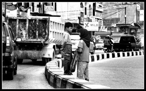 Kisah Mengharukan! Kejujuran 2 Anak Penjual Tisu (selalu ada ayat2 tuhan di alam ini