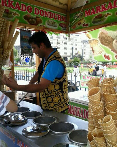 Dondurma ice cream yang tidak bisa jatuh bila dibalik