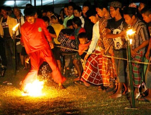 Media Inggris terheran-heran dengan sepakbola api di Indonesia