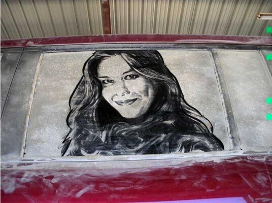 Karya Seni Menakjubkan Dari Debu Di Kaca Mobil