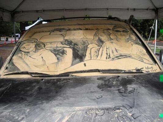 Karya Seni Menakjubkan Dari Debu Di Kaca Mobil