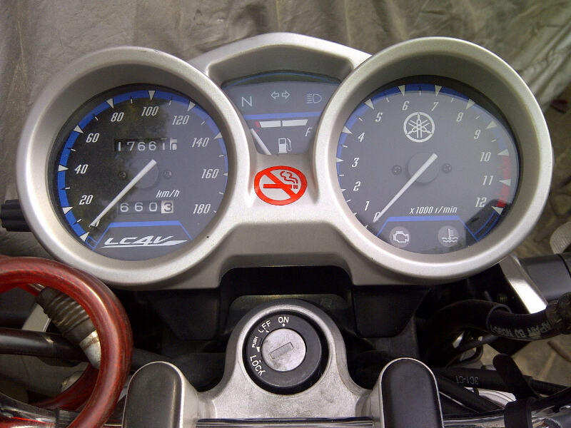 JUAL YAMAHA VIXION TAHUN 03-2011 WARNA ABU-ABU (GREY)