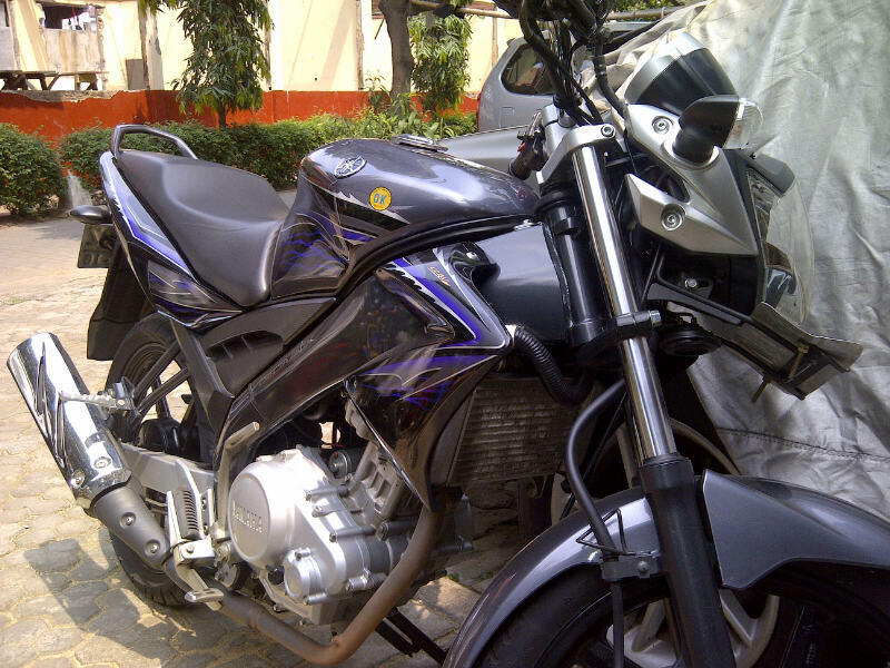 JUAL YAMAHA VIXION TAHUN 03-2011 WARNA ABU-ABU (GREY)