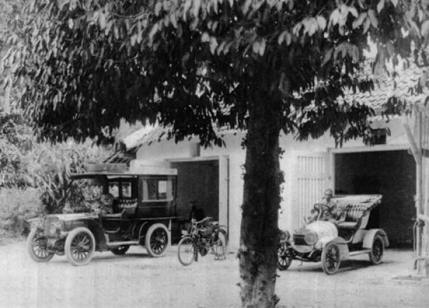 SEPEDA MOTOR PERTAMA YANG MASUK KE INDONESIA