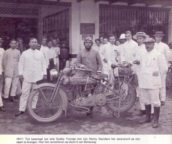 SEPEDA MOTOR PERTAMA YANG MASUK KE INDONESIA