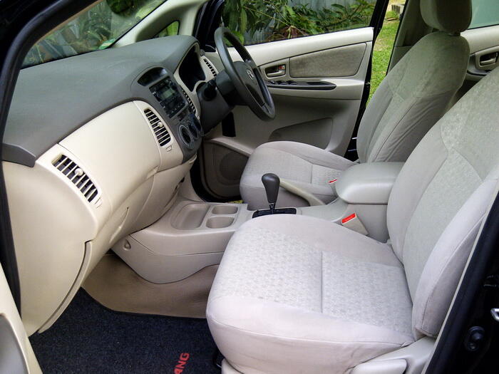 TOYOTA INNOVA G 2.5 DIESEL A/T 2010 HITAM METALIK