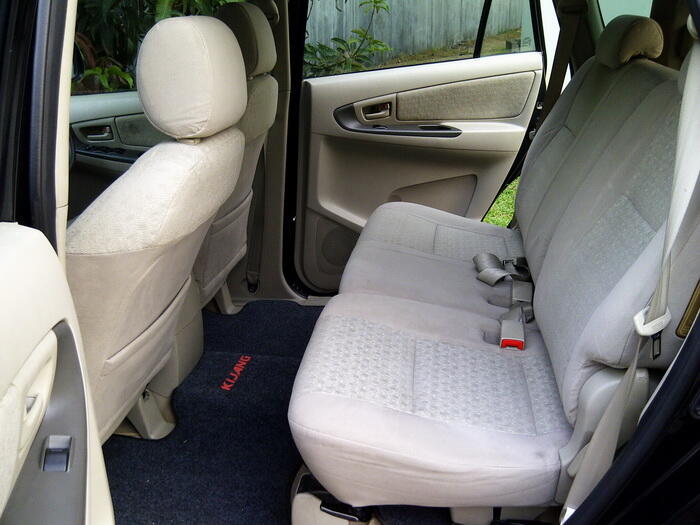 TOYOTA INNOVA G 2.5 DIESEL A/T 2010 HITAM METALIK